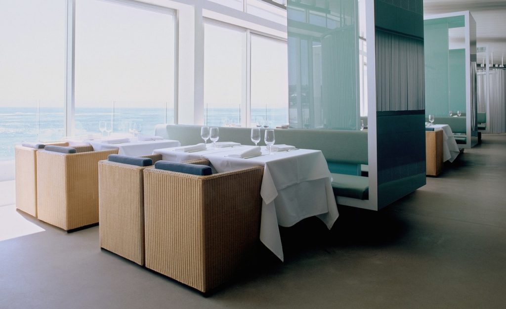 1eat3 ICEBERGS-DINING-ROOM-BAR-2