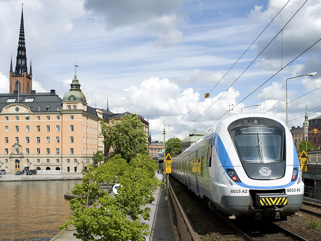 Coradia Nordic sur le Stömbron, entre la station Stockholm C et Stockholms södra