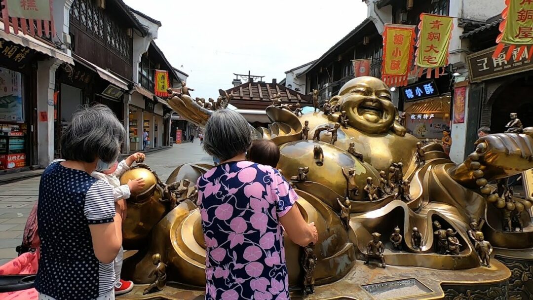 VLOG CHINE : La rue la plus touristique de Hangzhou, vous connaissez ? (Vostfr)【Min和Mo】