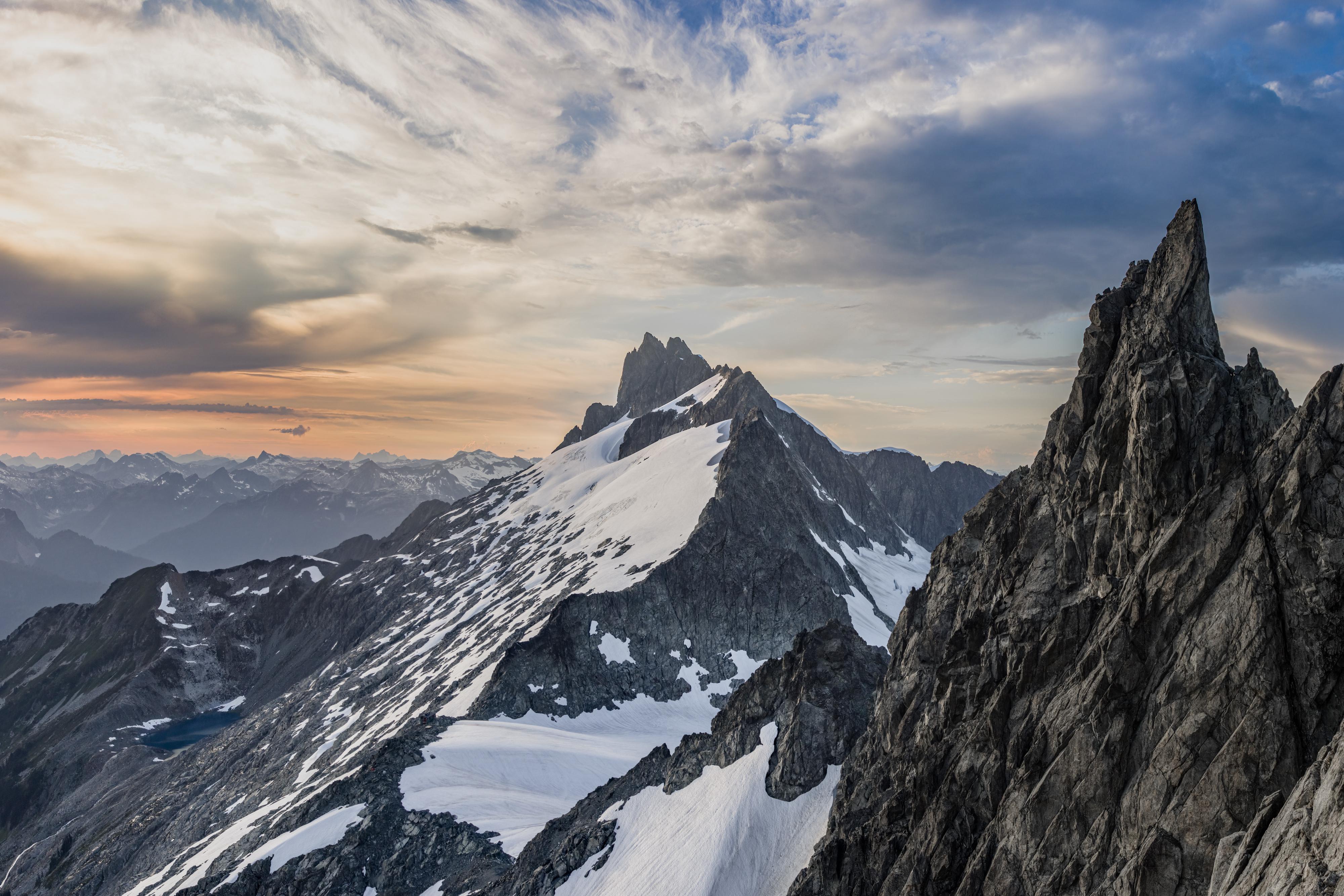 Staring down the spine of Mount Tantalus, Squamish [OC] [4000x2667