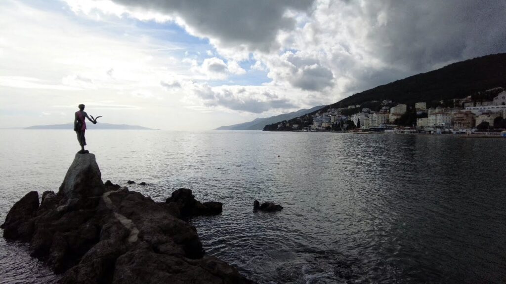 Opatija (Croatia): A leisure stroll by the sea in early autumn I October 2023 I 4k Opatija (Croatia): A leisure stroll by the sea in early autumn I October 2023 I 4k