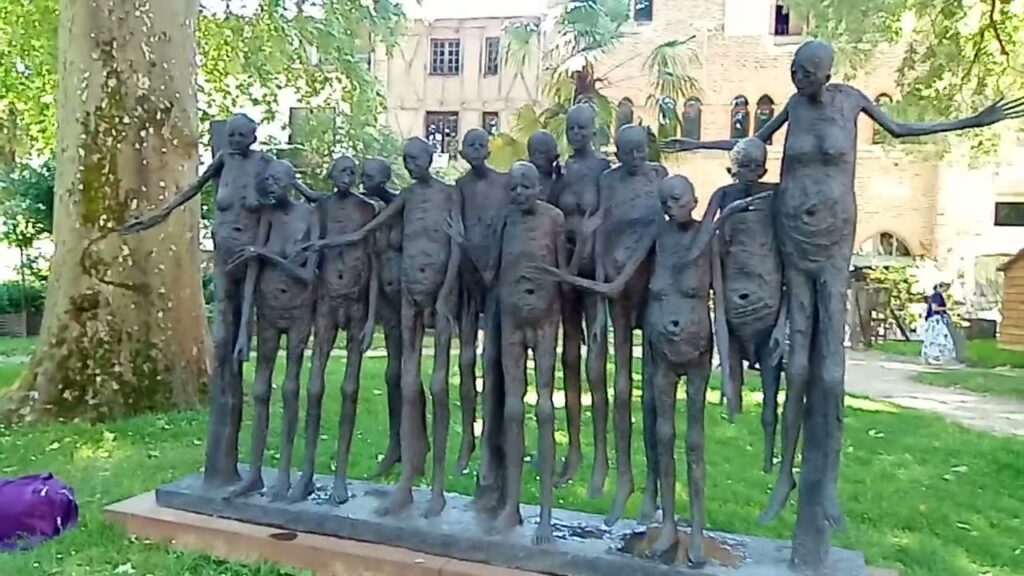 Cahors Marc Petit sculptures en ville Argent public dit culturel Un air Auschwitz ni art ni pensée Cahors Marc Petit sculptures en ville Argent public dit culturel Un air Auschwitz ni art ni pensée