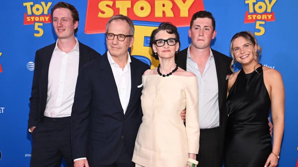 Joan Cusack Explains Why She Left Hollywood for Family Life in Chicago Joan Cusack Explains Why She Left Hollywood for Family Life in Chicago