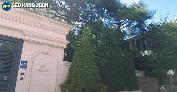 YouTube channel wander planet introduces the luxury residence in Samseong-dong, Seoul, reportedly purchased by actor Seo Kang-joon. Captured from wander planet's YouTube channel