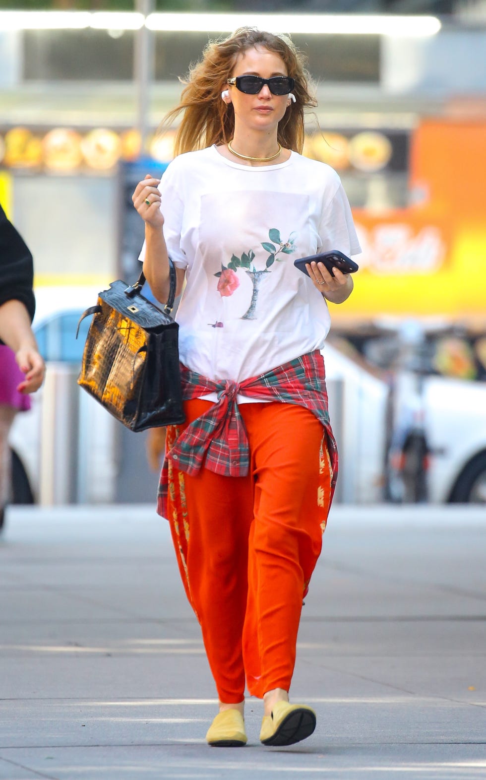 exclusive new york city, ny jennifer lawrence matches casual red pants, a t shirt and loafers with a stylish black leather bag as she takes a stroll in new york, ny pictured jennifer lawrence backgrid usa 18 september 2026 usa 1 310 798 9111 usasalesbackgridcom uk 44 208 344 2007 uksalesbackgridcom uk clients pictures containing children please pixelate face prior to publication exclusive new york city, ny jennifer lawrence matches casual red pants, a t shirt and loafers with a stylish black leather bag as she takes a stroll in new york, ny pictured jennifer lawrence backgrid usa 18 september 2026 usa 1 310 798 9111 usasalesbackgridcom uk 44 208 344 2007 uksalesbackgridcom uk clients pictures containing children please pixelate face prior to publication