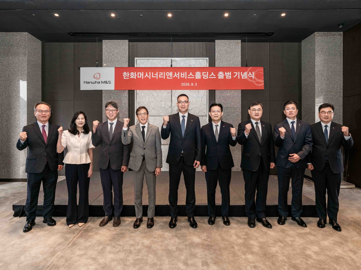 [CAPTIONS]
At the launch ceremony for Hanwha Machinery & Service Holdings held at The Plaza in Jung-gu, Seoul on the 3rd, independent directors Lee Ju-hyung, Yoon Jae-won, Lee Tae-sik and Cho Min-ho (from left), Future Strategy Head and President Kim Dong-sun, CEO Kim Hyung-jo, Vice President Park Byung-sam, Executive Director Cho Jun-hyung and Managing Director Lee Chae-won cheer together. Hanwha Machinery & Service Holdings - Seoul Economic Daily Finance News from South Korea