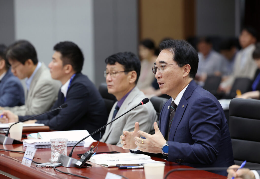 South Chungcheong Speeds Up AI Shift in Daily Life and Industry Chungcheongnam-do Governor Park Soo-hyun (first from right) presides over a briefing session on identifying AI projects by bureau and division. Photo courtesy of Chungcheongnam-do Province - Seoul Economic Daily Society News from South Korea