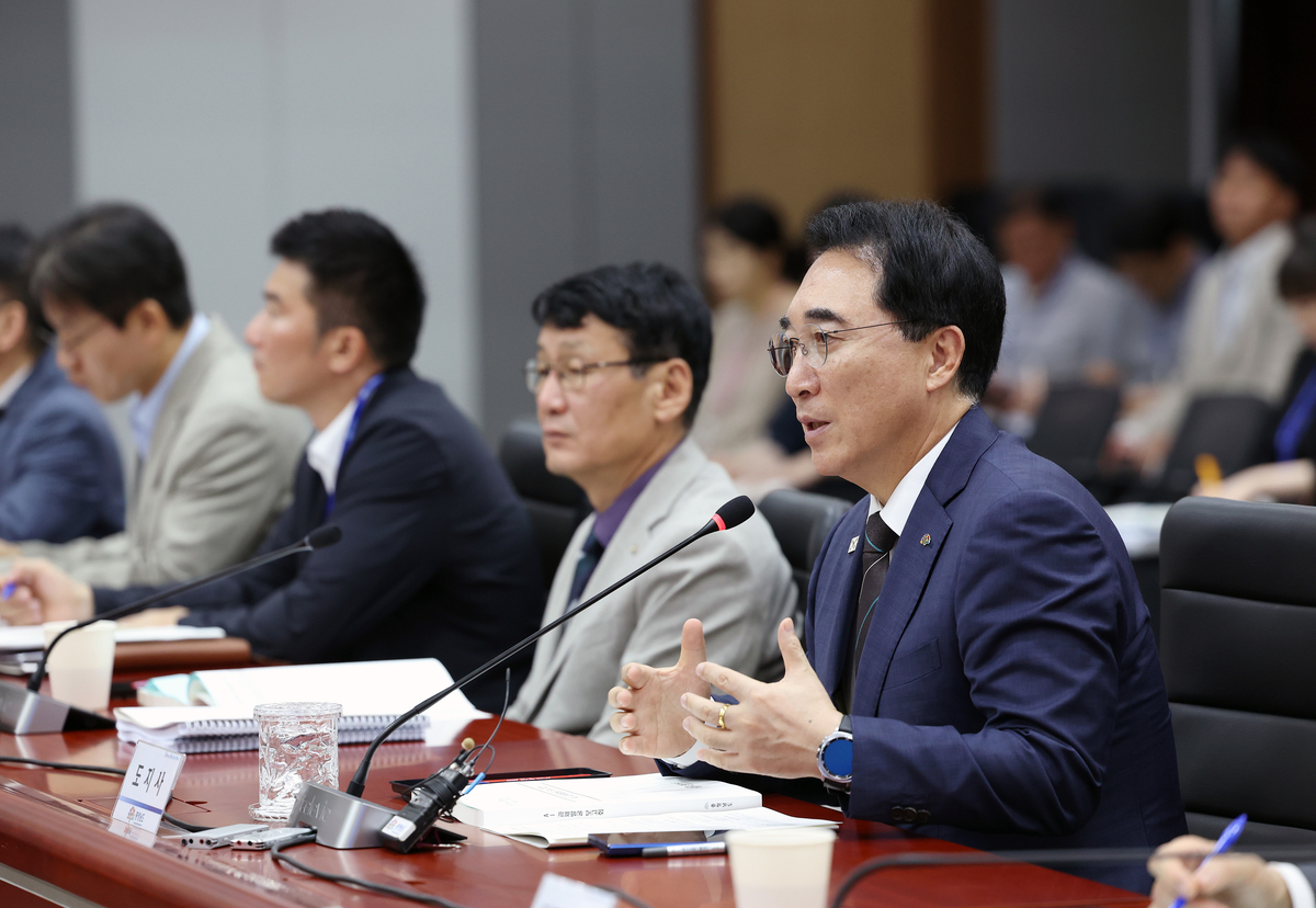 Chungcheongnam-do Governor Park Soo-hyun (first from right) presides over a briefing session on identifying AI projects by bureau and division. Photo courtesy of Chungcheongnam-do Province - Seoul Economic Daily Society News from South Korea