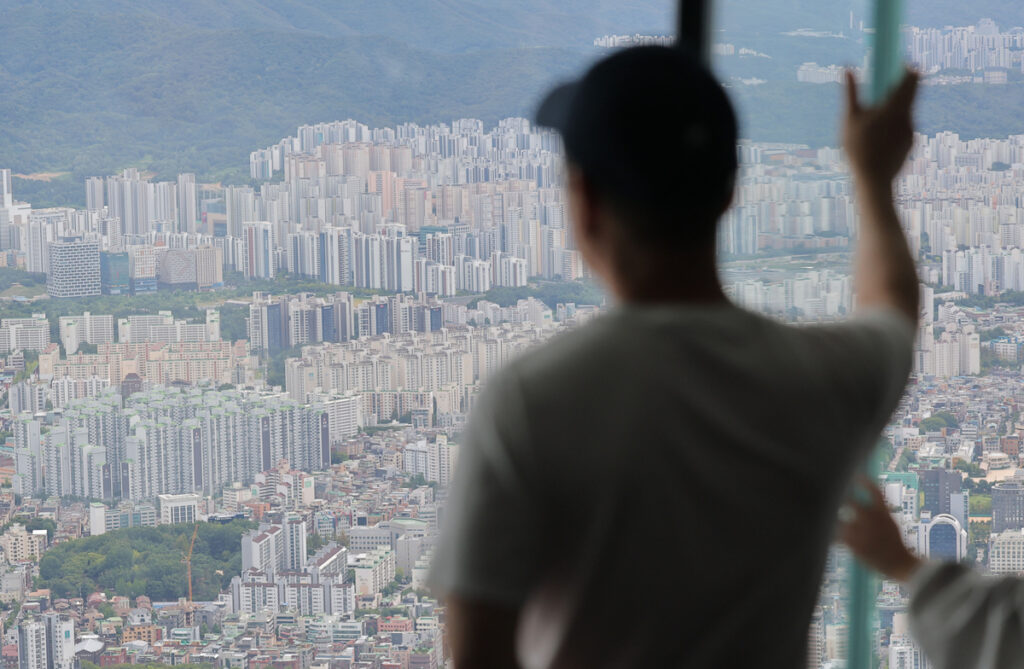 Three-Year Grace Period on Live-In Rules Nears First Deadline A view of residential complexes in central Seoul from Seoul Sky at Lotte World Tower in Songpa-gu, Seoul. Yonhap News - Seoul Economic Daily Finance News from South Korea