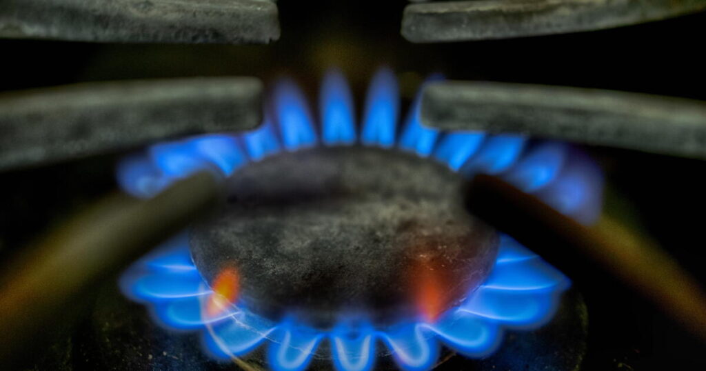 Restaurant workers face hidden dangers from gas stoves, including pollution and extreme heat Restaurant workers face hidden dangers from gas stoves, including pollution and extreme heat