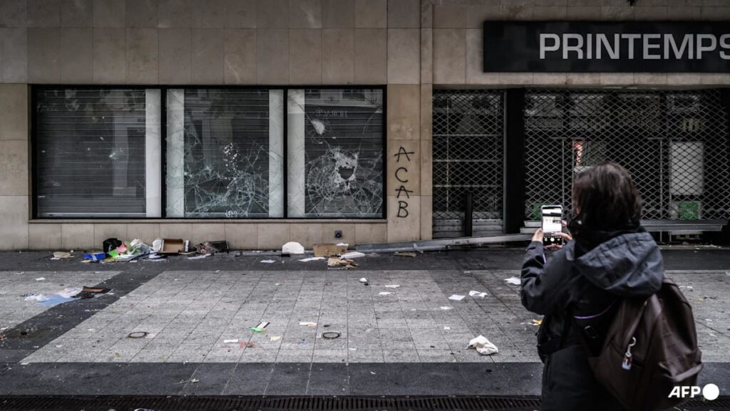 Paris police in new battles with protesters and looters