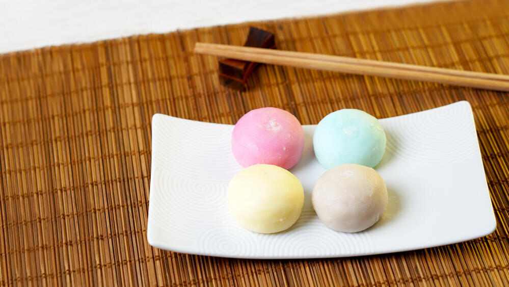 Traditional Japanese mochi filled with a sweet filling (Photo: aonip / Shutterstock) מוצ'י יפני מסורתי במילוי מתוק