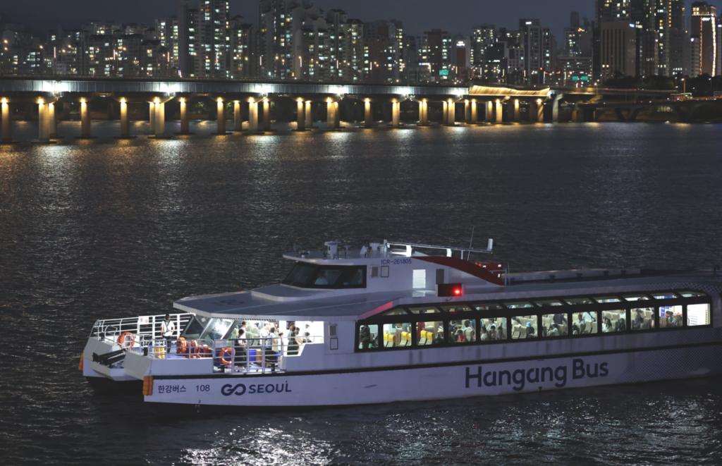 A Hangang Bus vessel cruises along the Han River on Aug. 16. (Newsis)